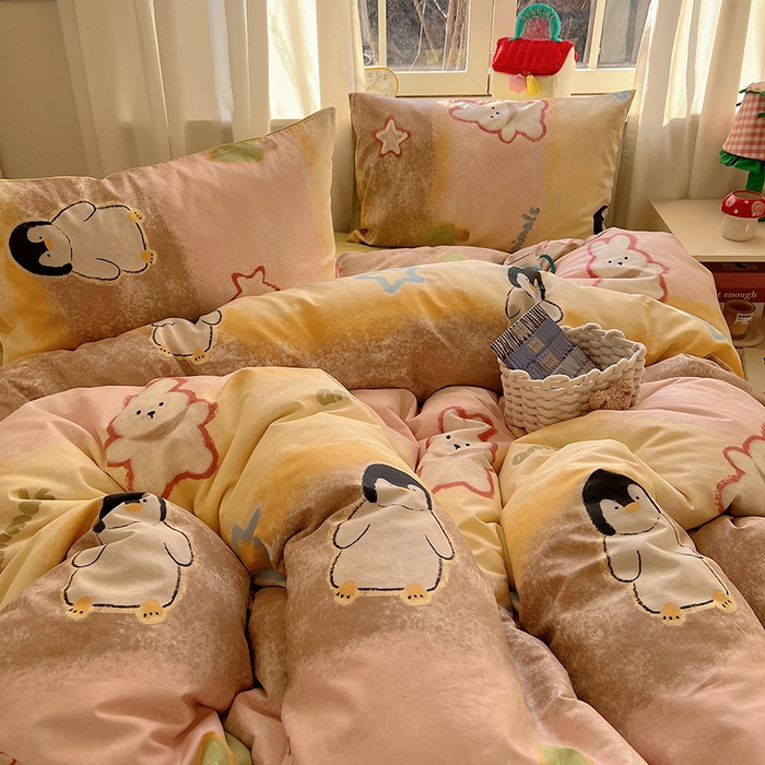 91家纺网 家纺一手货源 找家纺 瑞莱 2025新款开学季全棉纯棉萌趣印花四件套 蜡笔企鹅兔