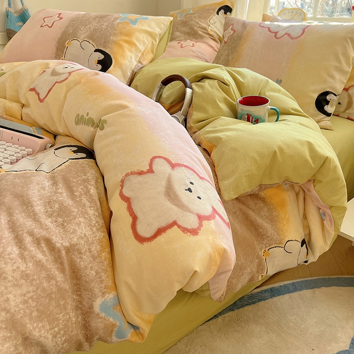 91家纺网 家纺一手货源 找家纺 瑞莱 2025新款开学季全棉纯棉萌趣印花四件套 蜡笔企鹅兔