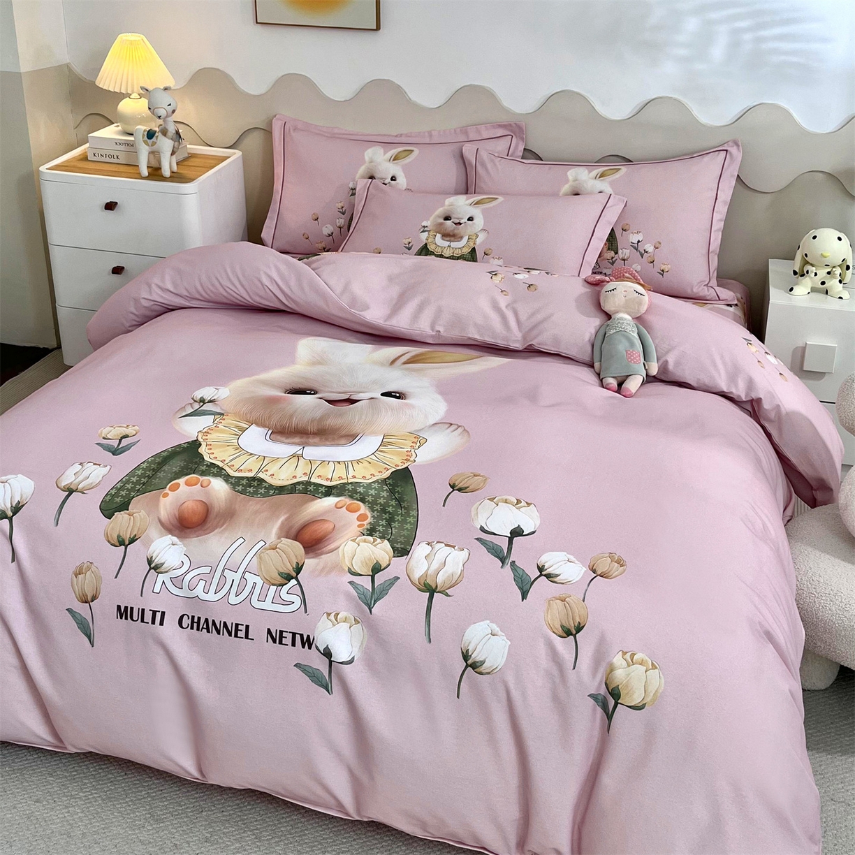 91家纺网 家纺一手货源 找家纺 曼秀琳 2025秋冬新款全棉磨毛印花四件套 开心萌兔-粉