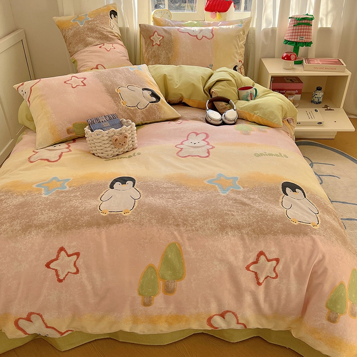 91家纺网 家纺一手货源 找家纺 瑞莱 2025新款开学季全棉纯棉萌趣印花四件套 蜡笔企鹅兔