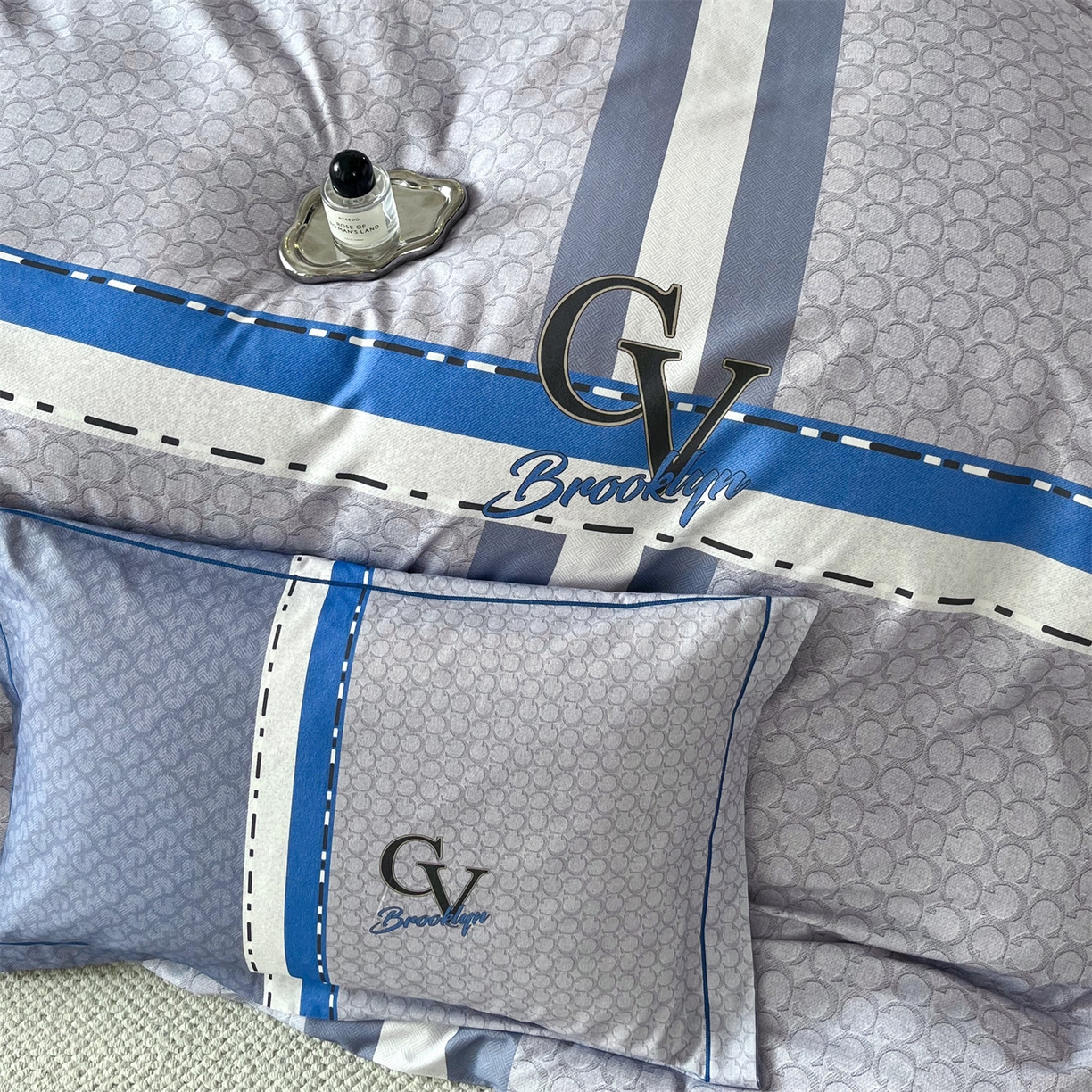 91家纺网 家纺一手货源 找家纺 曼秀琳 2025秋冬新款全棉磨毛印花四件套 思维-兰