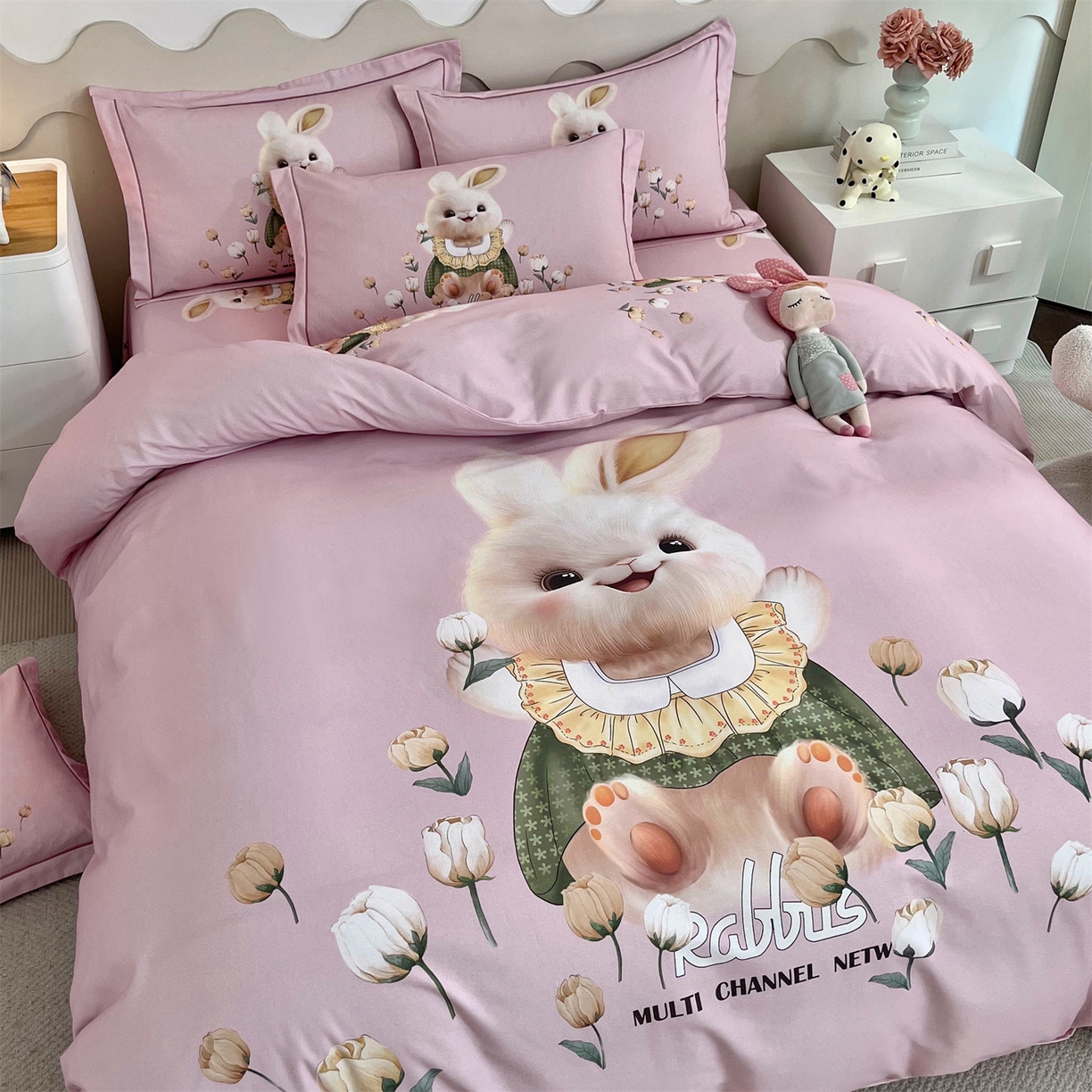 91家纺网 家纺一手货源 找家纺 曼秀琳 2025秋冬新款全棉磨毛印花四件套 开心萌兔-粉