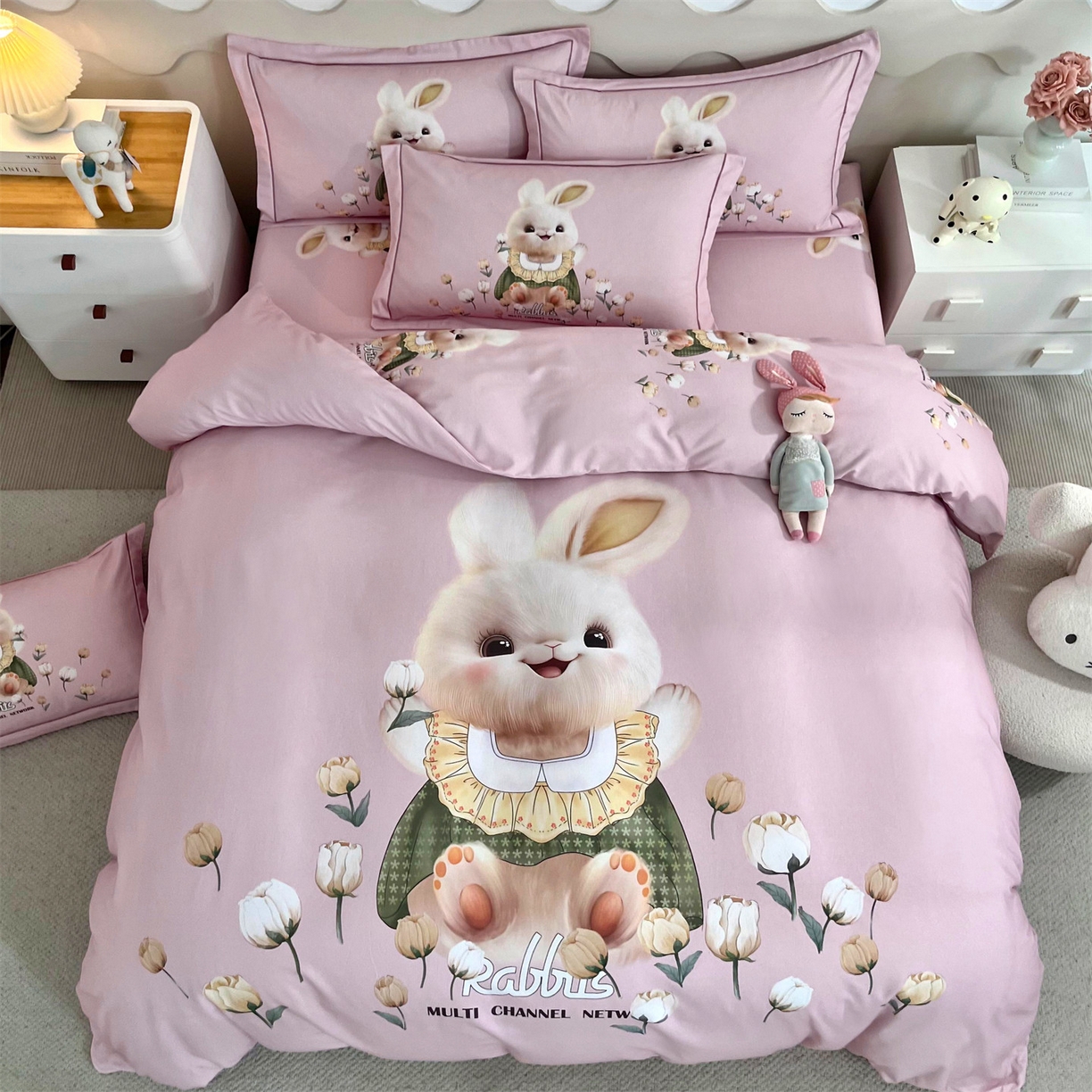 91家纺网 家纺一手货源 找家纺 曼秀琳 2025秋冬新款全棉磨毛印花四件套 开心萌兔-粉