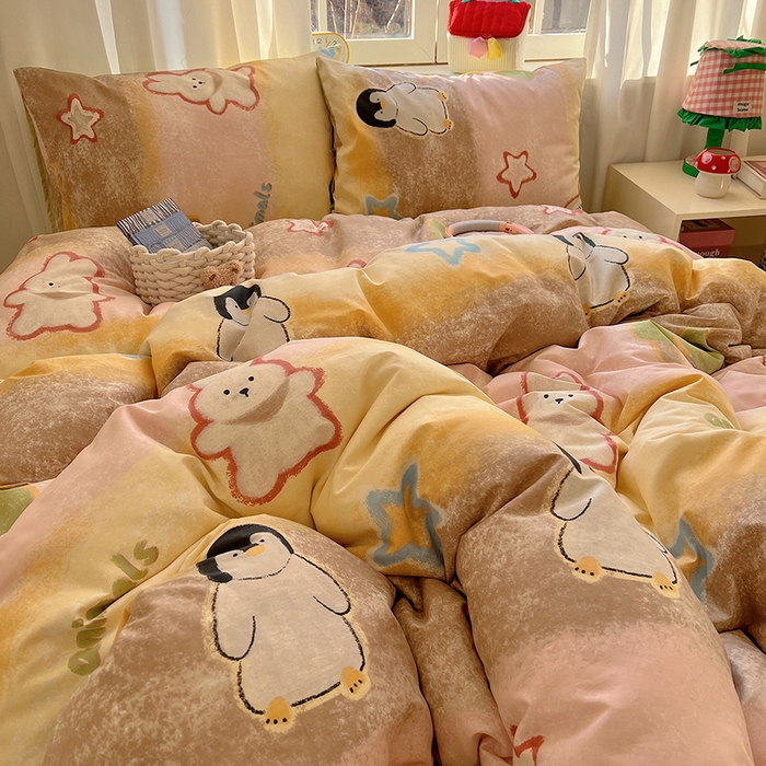 91家纺网 家纺一手货源 找家纺 瑞莱 2025新款开学季全棉纯棉萌趣印花四件套 蜡笔企鹅兔