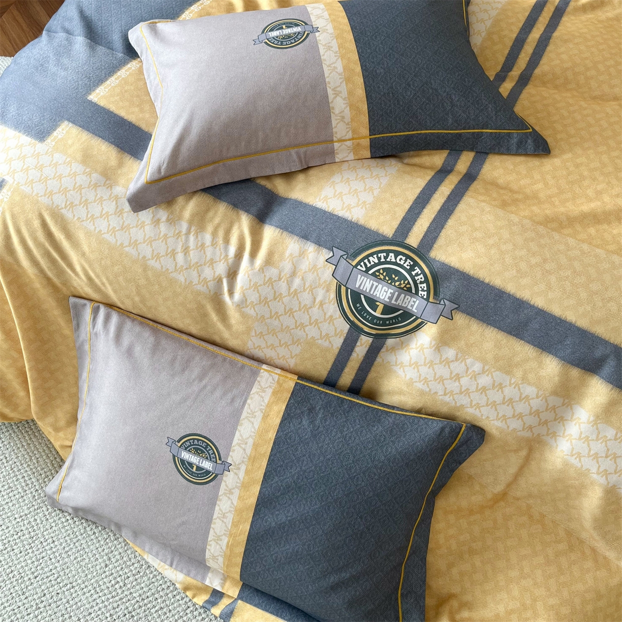 91家纺网 家纺一手货源 找家纺 曼秀琳 2025秋冬新款全棉磨毛印花四件套 爱旅生活-黄