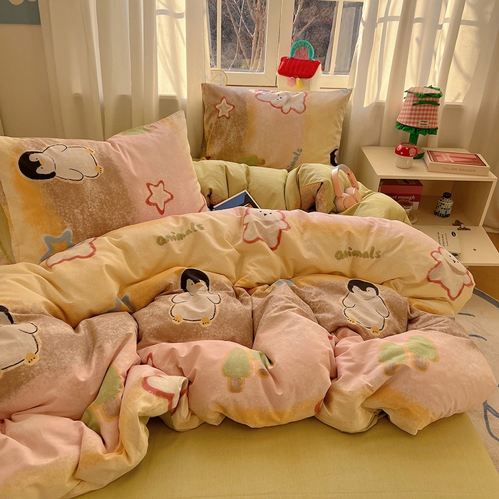 91家纺网 家纺一手货源 找家纺 瑞莱 2025新款开学季全棉纯棉萌趣印花四件套 蜡笔企鹅兔