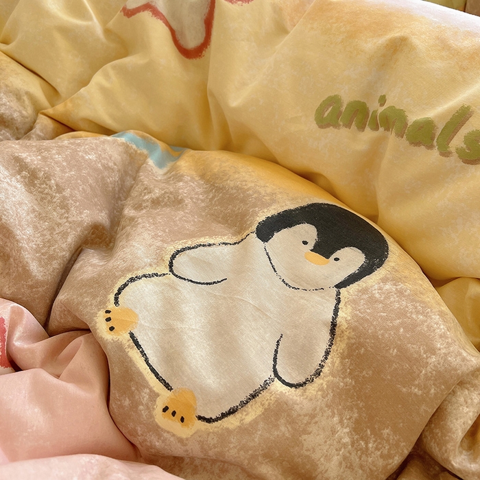 91家纺网 家纺一手货源 找家纺 瑞莱 2025新款开学季全棉纯棉萌趣印花四件套 蜡笔企鹅兔