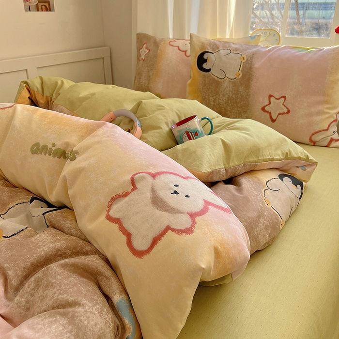 91家纺网 家纺一手货源 找家纺 瑞莱 2025新款开学季全棉纯棉萌趣印花四件套 蜡笔企鹅兔