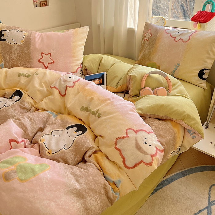 91家纺网 家纺一手货源 找家纺 瑞莱 2025新款开学季全棉纯棉萌趣印花四件套 蜡笔企鹅兔