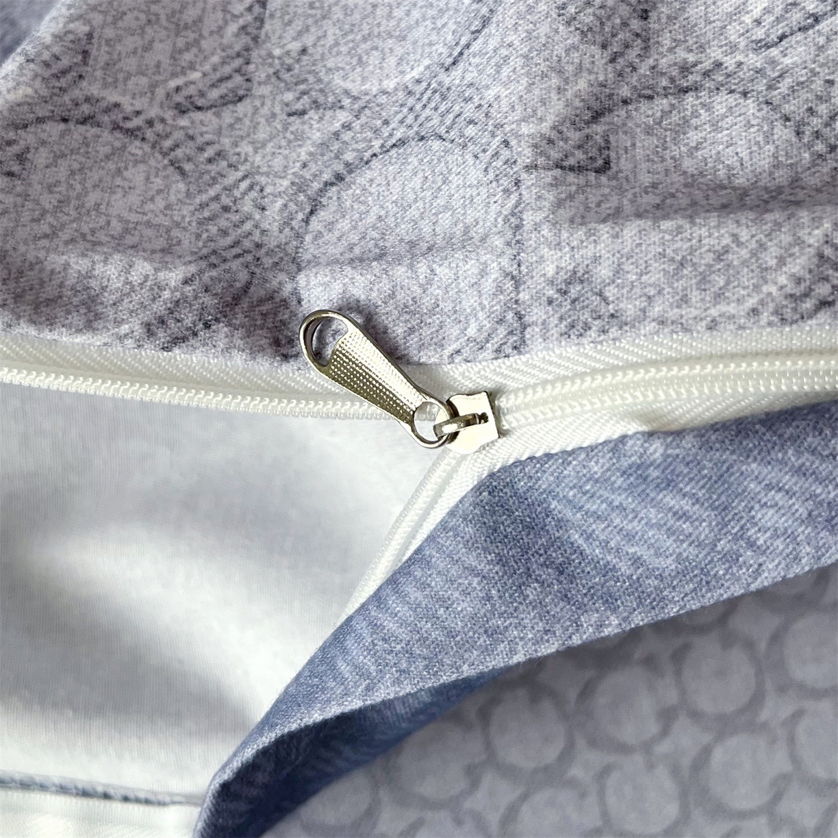 91家纺网 家纺一手货源 找家纺 曼秀琳 2025秋冬新款全棉磨毛印花四件套 思维-兰