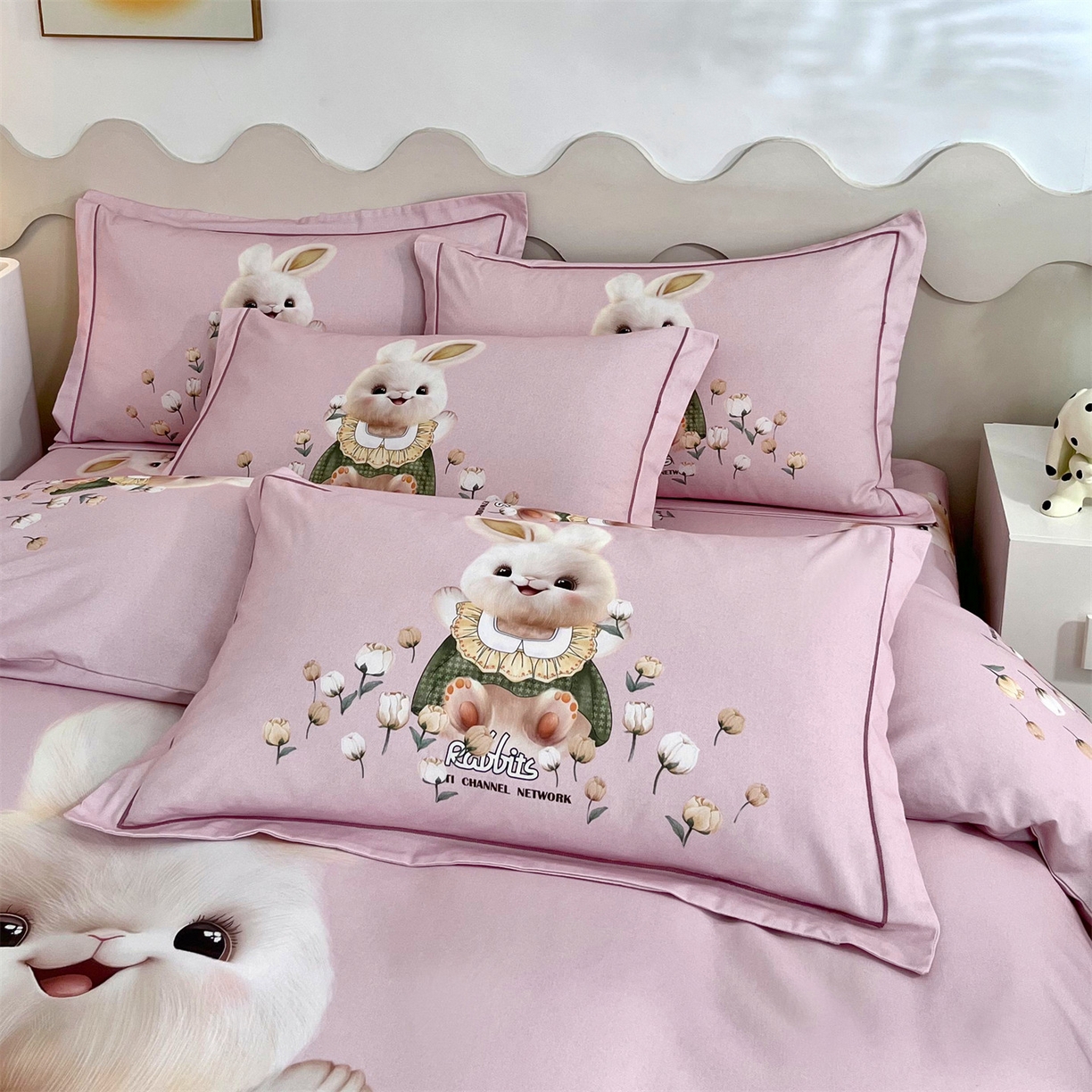 91家纺网 家纺一手货源 找家纺 曼秀琳 2025秋冬新款全棉磨毛印花四件套 开心萌兔-粉