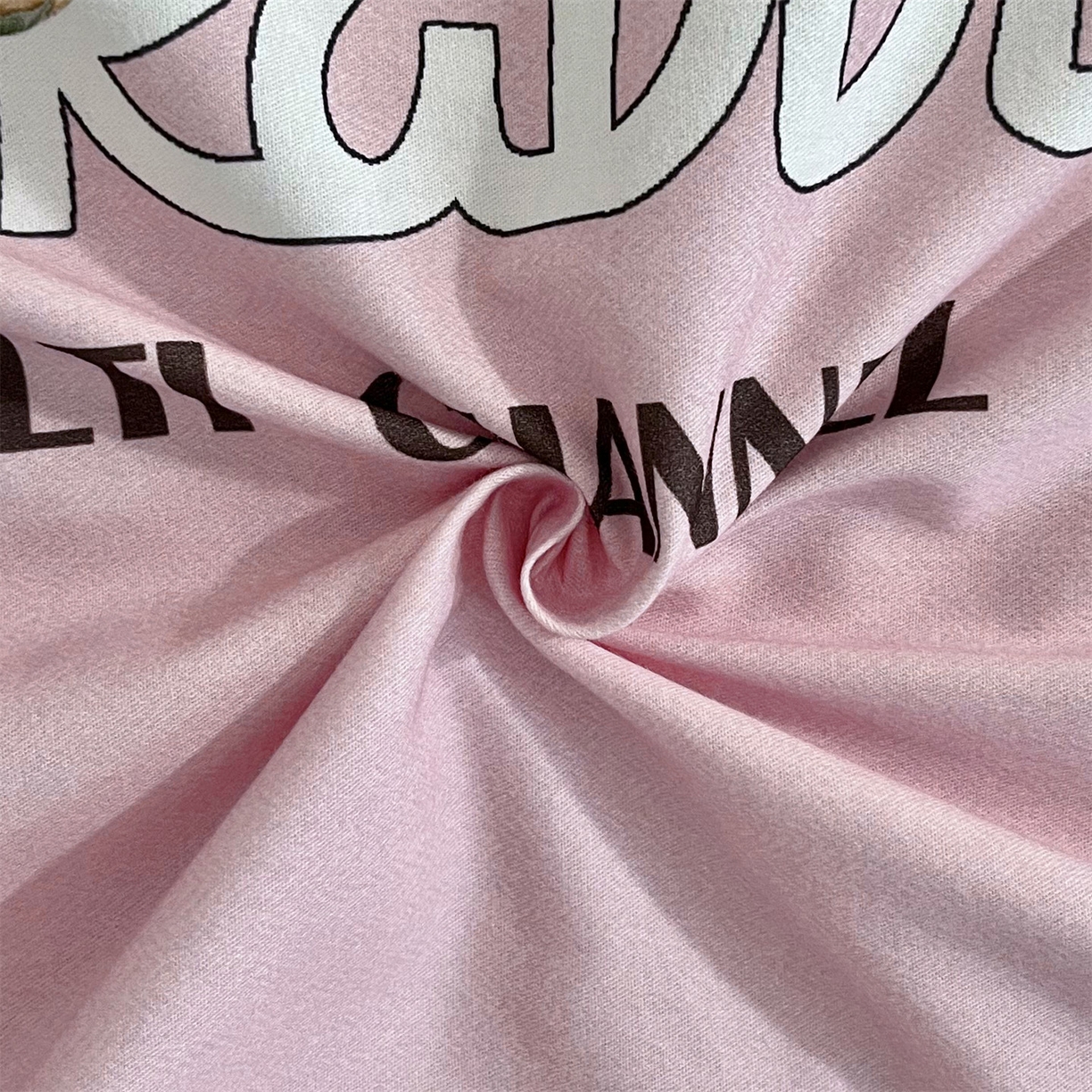 91家纺网 家纺一手货源 找家纺 曼秀琳 2025秋冬新款全棉磨毛印花四件套 开心萌兔-粉