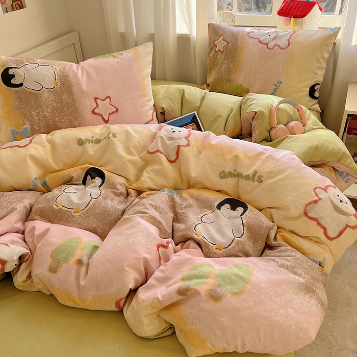 91家纺网 家纺一手货源 找家纺 瑞莱 2025新款开学季全棉纯棉萌趣印花四件套 蜡笔企鹅兔