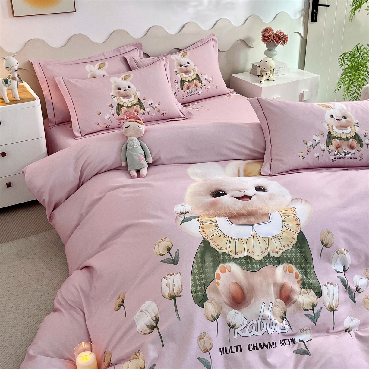 91家纺网 家纺一手货源 找家纺 曼秀琳 2025秋冬新款全棉磨毛印花四件套 开心萌兔-粉