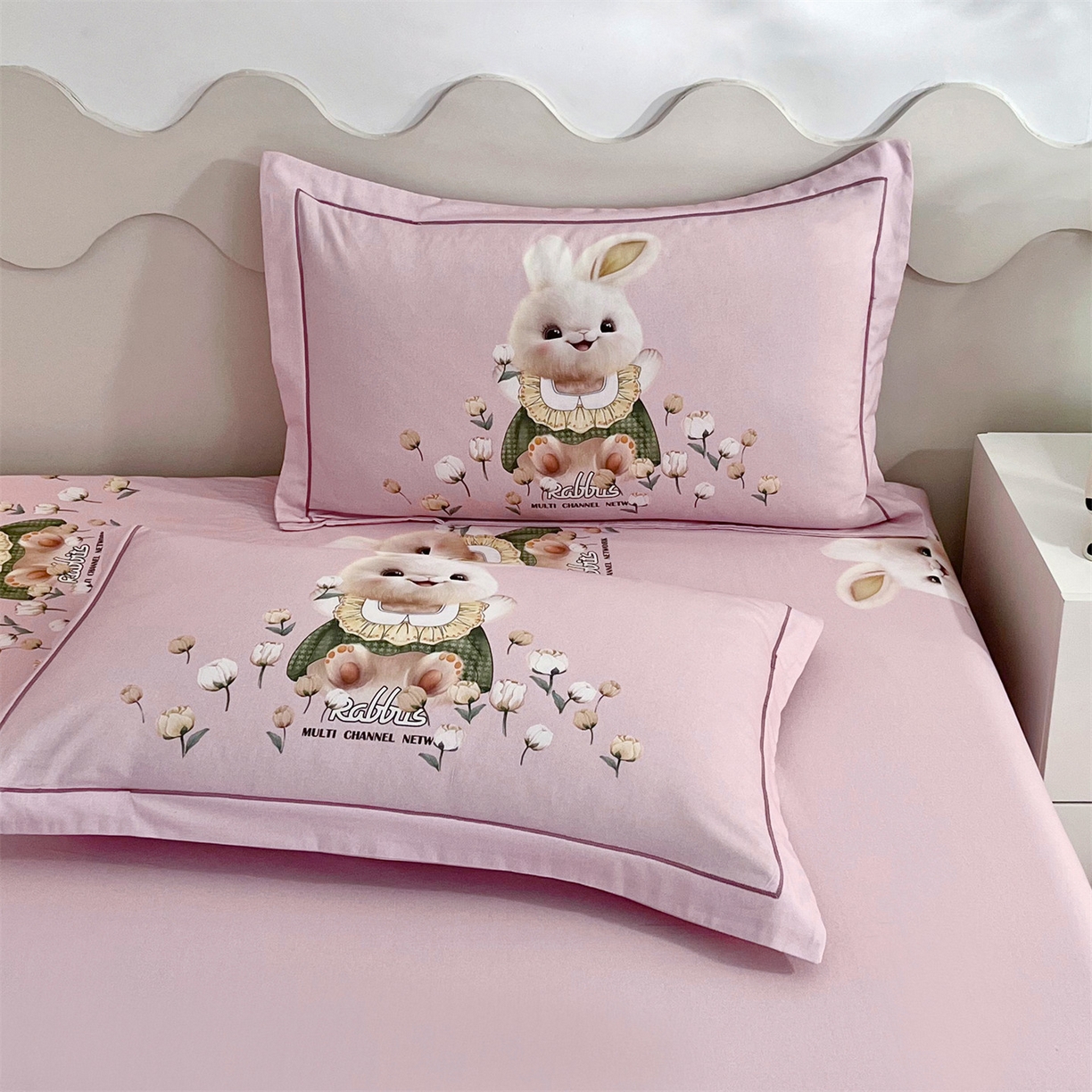 91家纺网 家纺一手货源 找家纺 曼秀琳 2025秋冬新款全棉磨毛印花四件套 开心萌兔-粉