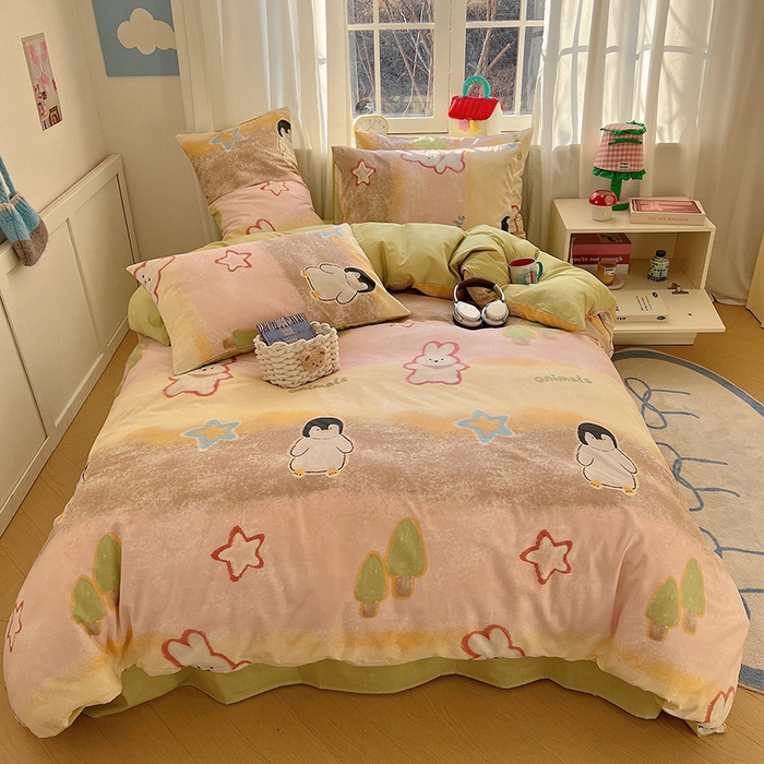 91家纺网 家纺一手货源 找家纺 瑞莱 2025新款开学季全棉纯棉萌趣印花四件套 蜡笔企鹅兔