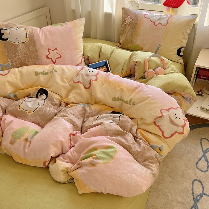 91家纺网 家纺一手货源 找家纺 瑞莱 2025新款开学季全棉纯棉萌趣印花四件套 蜡笔企鹅兔