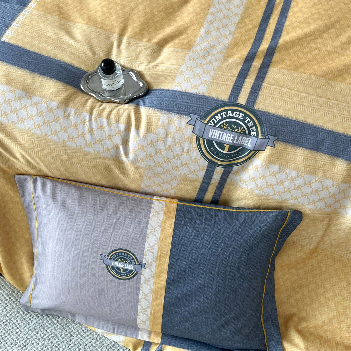 91家纺网 家纺一手货源 找家纺 曼秀琳 2025秋冬新款全棉磨毛印花四件套 爱旅生活-黄