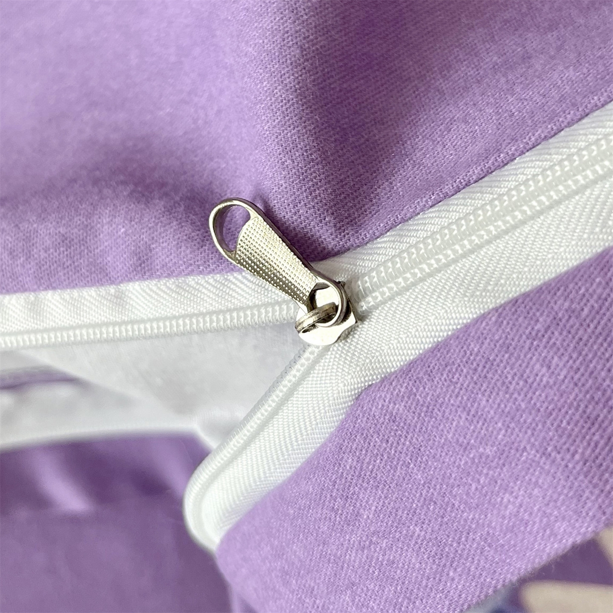 91家纺网 家纺一手货源 找家纺 曼秀琳 2025秋冬新款全棉磨毛印花四件套 滴翠溢香-浅紫