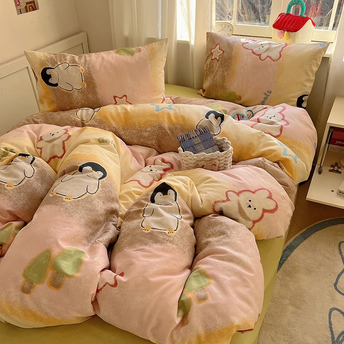 91家纺网 家纺一手货源 找家纺 瑞莱 2025新款开学季全棉纯棉萌趣印花四件套 蜡笔企鹅兔