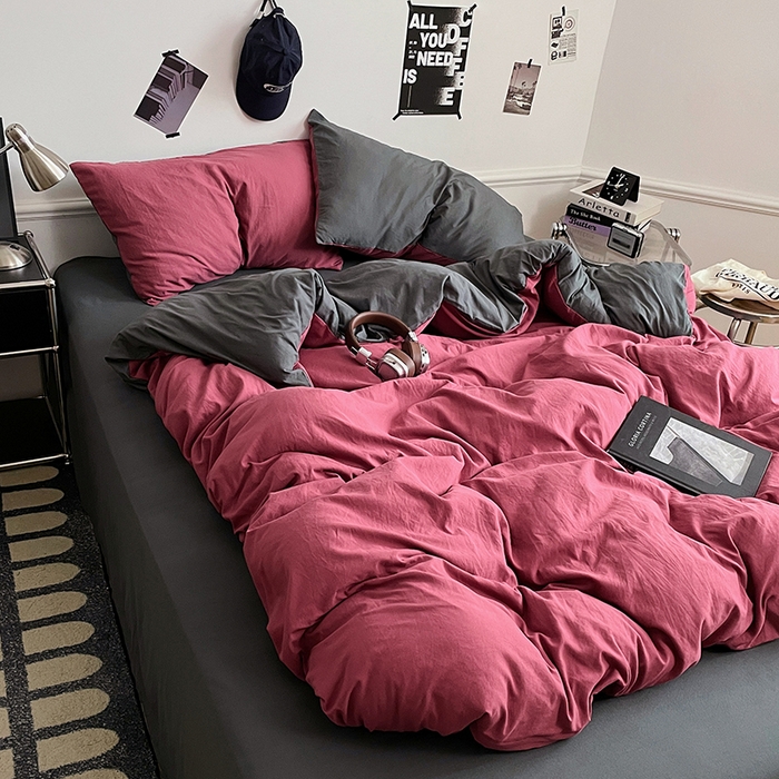 91家纺网 家纺一手货源 找家纺 梦卓家纺 2025爆款ins风超柔褶皱亲肤磨毛水洗棉四件套 石榴红深灰