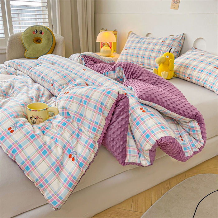 91家纺网 家纺一手货源 找家纺 小石头家纺 2025新款A类全棉纯棉印花豆豆绒大豆被冬被春秋被被子被芯 格子樱桃
