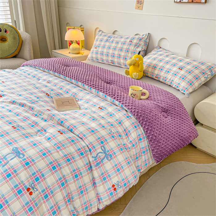 91家纺网 家纺一手货源 找家纺 小石头家纺 2025新款A类全棉纯棉印花豆豆绒大豆被冬被春秋被被子被芯 格子樱桃