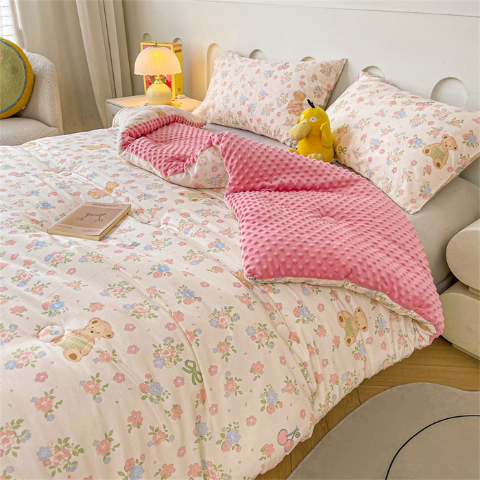 91家纺网 家纺一手货源 找家纺 小石头家纺 2025新款A类全棉纯棉印花豆豆绒大豆被冬被春秋被被子被芯 花园小熊