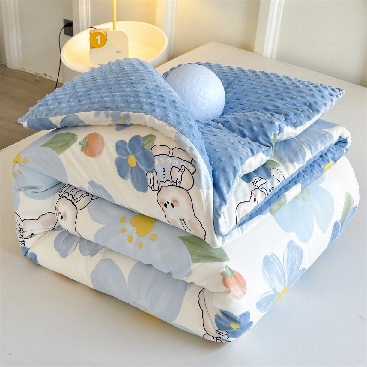 91家纺网 家纺一手货源 找家纺 小石头家纺 2025新款A类全棉纯棉印花豆豆绒大豆被冬被春秋被被子被芯 蓝色花海