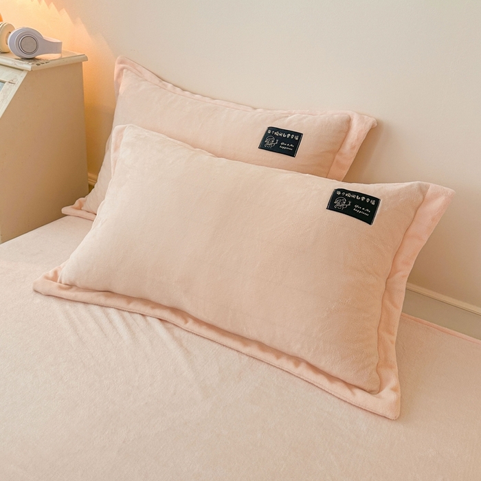 91家纺网 家纺一手货源 找家纺 （总）莱越家纺 2025新款高克重牛奶绒纯色贴标款四件套（8斤重）