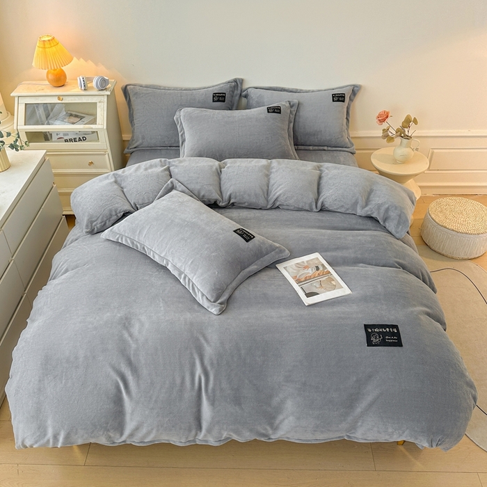 91家纺网 家纺一手货源 找家纺 莱越家纺 2025新款高克重牛奶绒纯色贴标款四件套（8斤重） 贴标-绅士灰