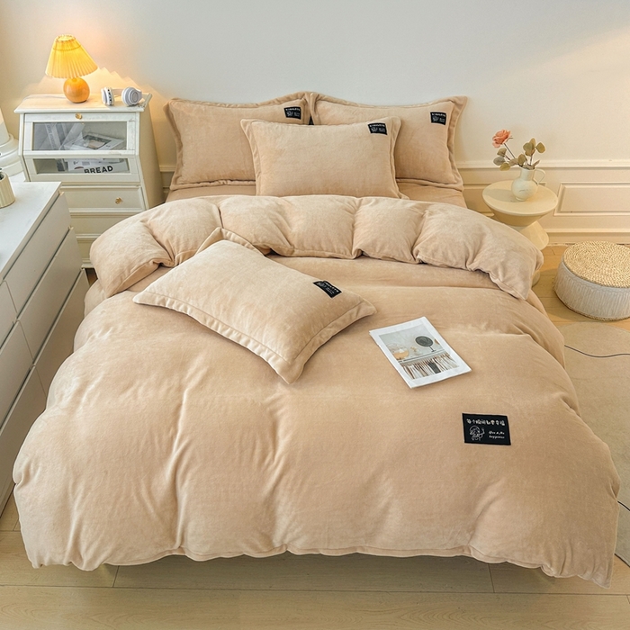 91家纺网 家纺一手货源 找家纺 莱越家纺 2025新款高克重牛奶绒纯色贴标款四件套（8斤重） 贴标-香槟金