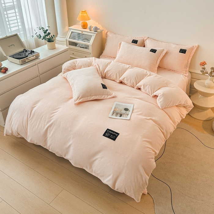 91家纺网 家纺一手货源 找家纺 莱越家纺 2025新款高克重牛奶绒纯色贴标款四件套（8斤重） 贴标-淡雅玉