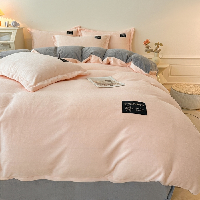 91家纺网 家纺一手货源 找家纺 莱越家纺 2025新款高克重牛奶绒纯色贴标款四件套（8斤重） 贴标-淡雅玉+绅士灰