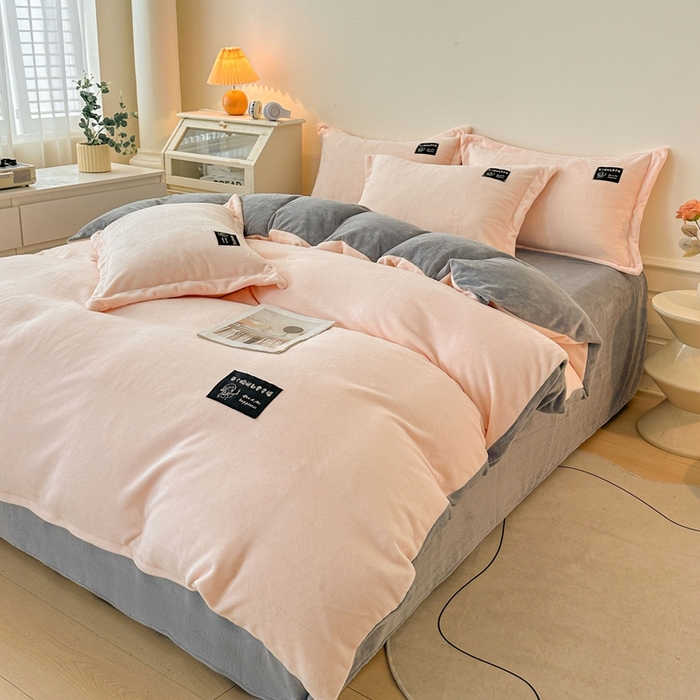 91家纺网 家纺一手货源 找家纺 莱越家纺 2025新款高克重牛奶绒纯色贴标款四件套（8斤重） 贴标-淡雅玉+绅士灰