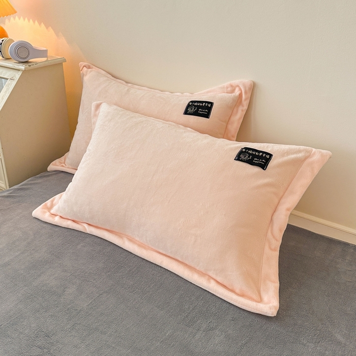 91家纺网 家纺一手货源 找家纺 莱越家纺 2025新款高克重牛奶绒纯色贴标款四件套（8斤重） 贴标-淡雅玉+绅士灰