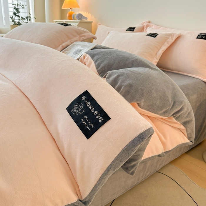 91家纺网 家纺一手货源 找家纺 莱越家纺 2025新款高克重牛奶绒纯色贴标款四件套（8斤重） 贴标-淡雅玉+绅士灰