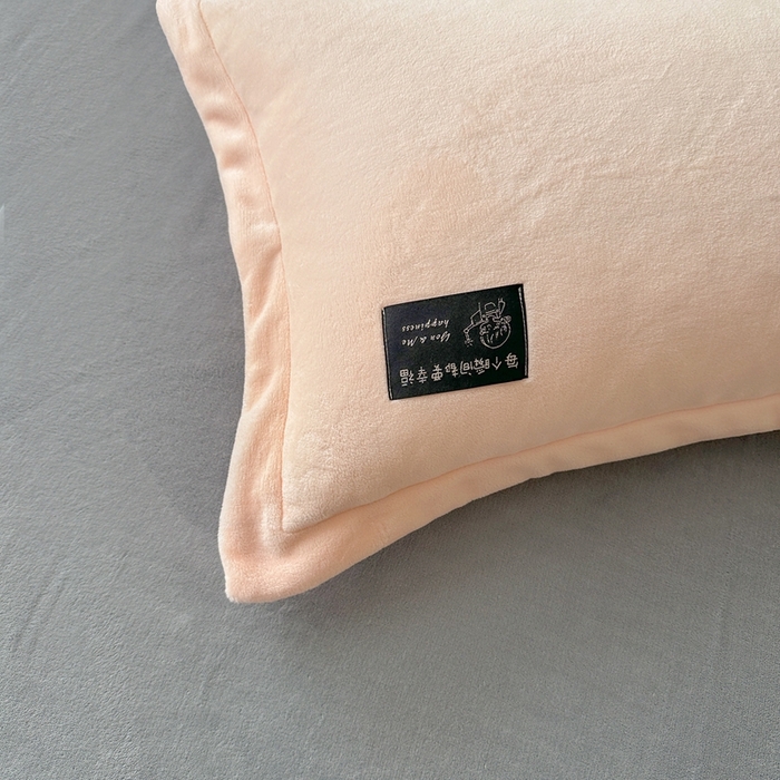 91家纺网 家纺一手货源 找家纺 莱越家纺 2025新款高克重牛奶绒纯色贴标款四件套（8斤重） 贴标-淡雅玉+绅士灰