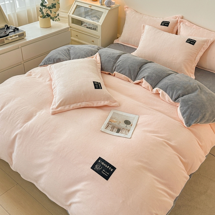 91家纺网 家纺一手货源 找家纺 莱越家纺 2025新款高克重牛奶绒纯色贴标款四件套（8斤重） 贴标-淡雅玉+绅士灰