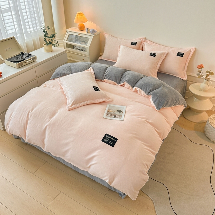 91家纺网 家纺一手货源 找家纺 莱越家纺 2025新款高克重牛奶绒纯色贴标款四件套（8斤重） 贴标-淡雅玉+绅士灰