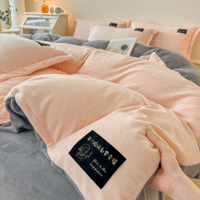 91家纺网 家纺一手货源 找家纺 莱越家纺 2025新款高克重牛奶绒纯色贴标款四件套（8斤重） 贴标-淡雅玉+绅士灰