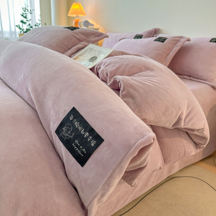 91家纺网 家纺一手货源 找家纺 莱越家纺 2025新款高克重牛奶绒纯色贴标款四件套（8斤重） 贴标-典雅紫
