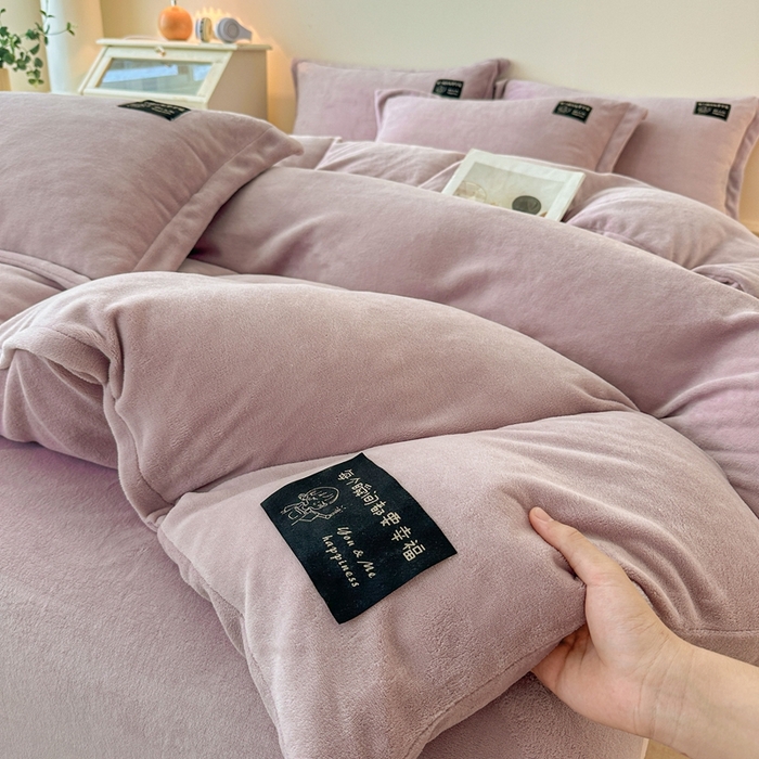 91家纺网 家纺一手货源 找家纺 莱越家纺 2025新款高克重牛奶绒纯色贴标款四件套（8斤重） 贴标-典雅紫
