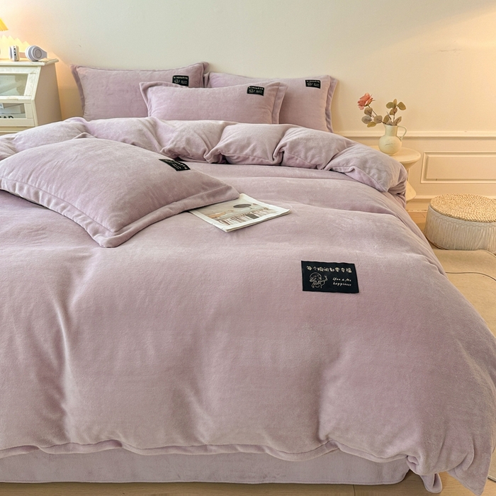 91家纺网 家纺一手货源 找家纺 莱越家纺 2025新款高克重牛奶绒纯色贴标款四件套（8斤重） 贴标-典雅紫