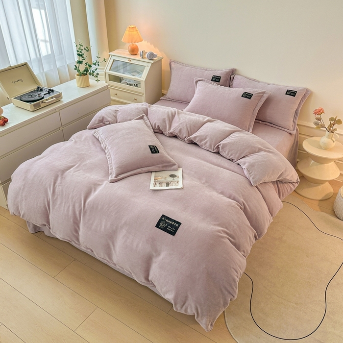 91家纺网 家纺一手货源 找家纺 莱越家纺 2025新款高克重牛奶绒纯色贴标款四件套（8斤重） 贴标-典雅紫
