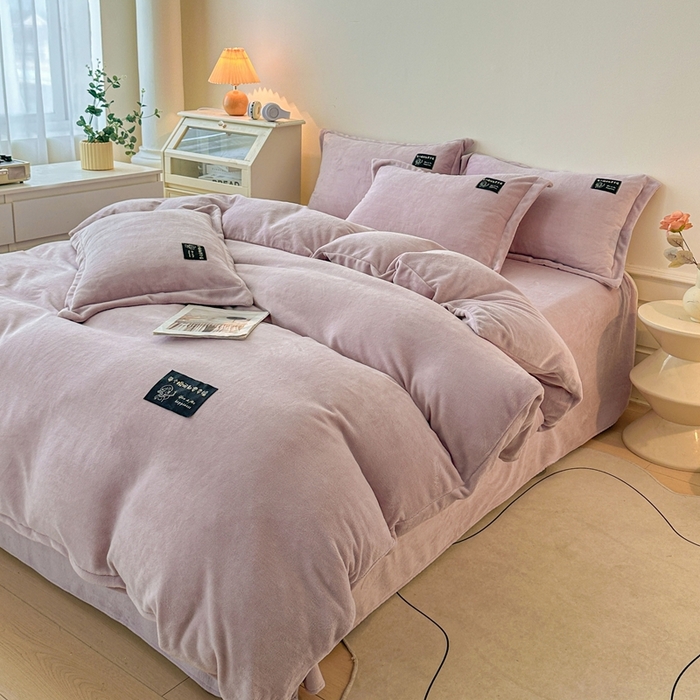 91家纺网 家纺一手货源 找家纺 莱越家纺 2025新款高克重牛奶绒纯色贴标款四件套（8斤重） 贴标-典雅紫