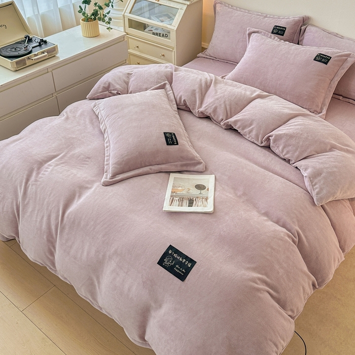 91家纺网 家纺一手货源 找家纺 莱越家纺 2025新款高克重牛奶绒纯色贴标款四件套（8斤重） 贴标-典雅紫
