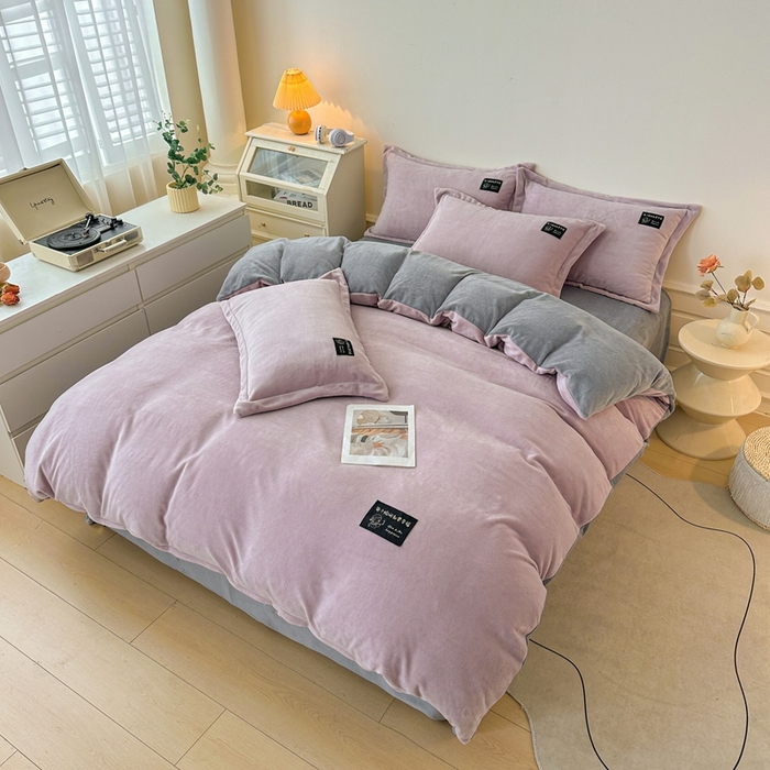 91家纺网 家纺一手货源 找家纺 莱越家纺 2025新款高克重牛奶绒纯色贴标款四件套（8斤重） 贴标-典雅紫+绅士灰