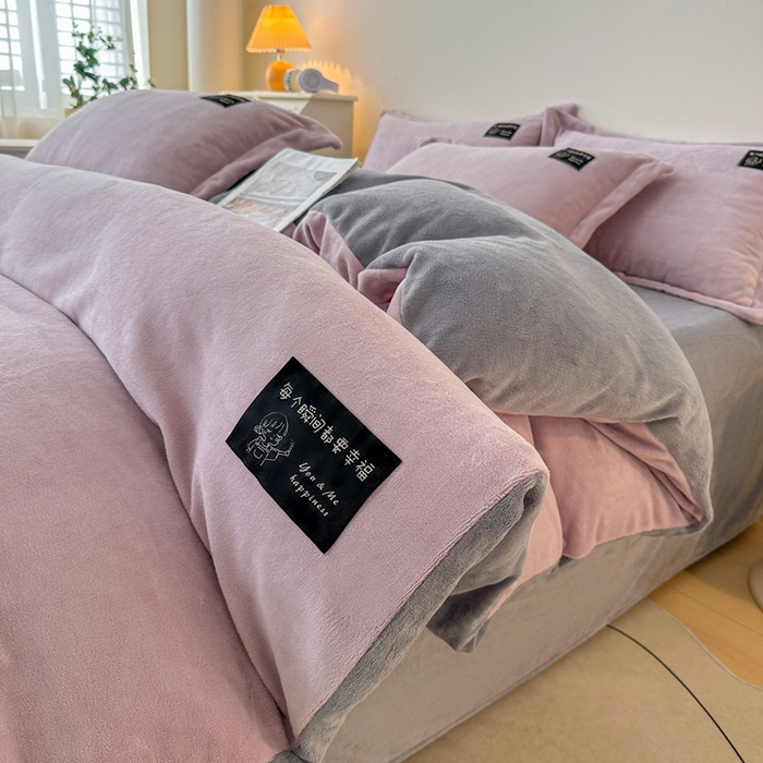 91家纺网 家纺一手货源 找家纺 莱越家纺 2025新款高克重牛奶绒纯色贴标款四件套（8斤重） 贴标-典雅紫+绅士灰