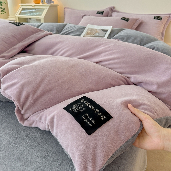 91家纺网 家纺一手货源 找家纺 莱越家纺 2025新款高克重牛奶绒纯色贴标款四件套（8斤重） 贴标-典雅紫+绅士灰